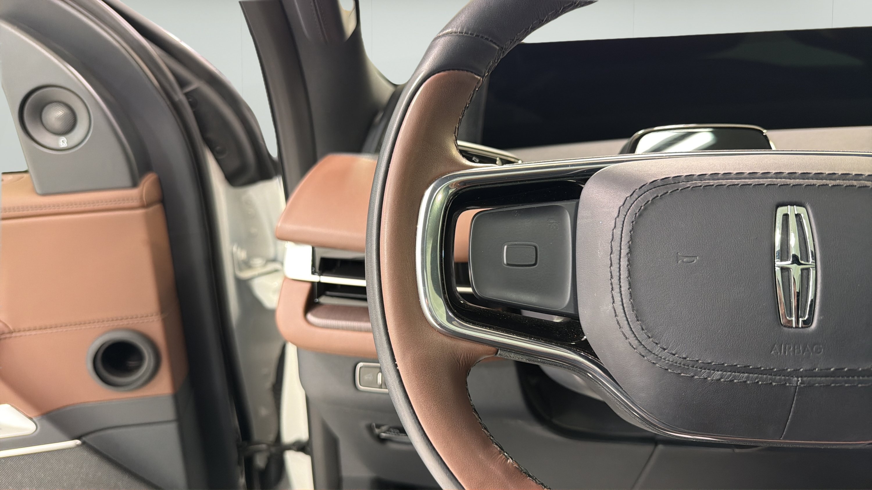 Used 2025 Lincoln Navigator L Reserve AWD/4WD image 13