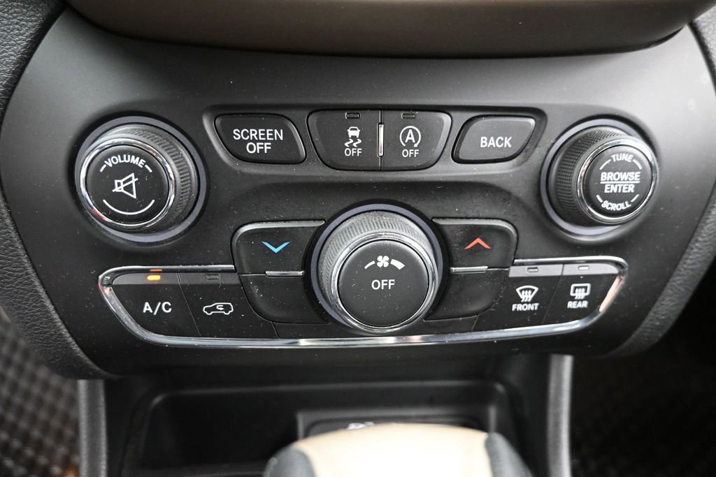 Used 2015 Jeep Cherokee Latitude w/ Cold Weather Group AWD/4WD image 16