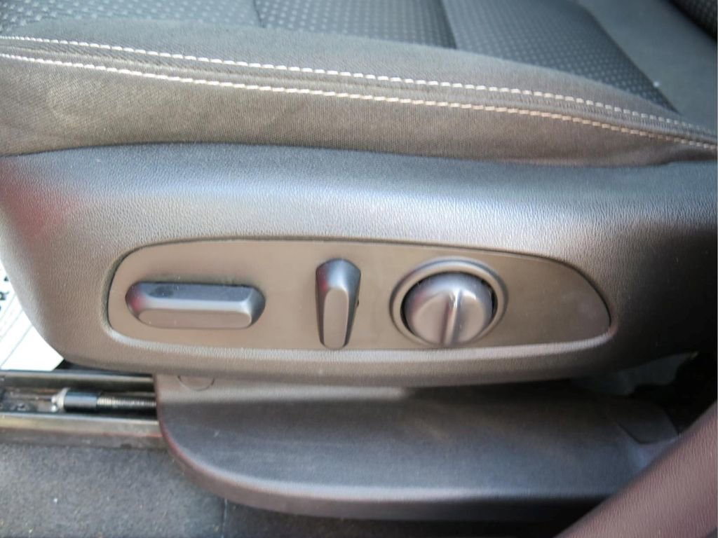 Used 2023 GMC Terrain SLE w/ Driver Convenience Package FWD image 12