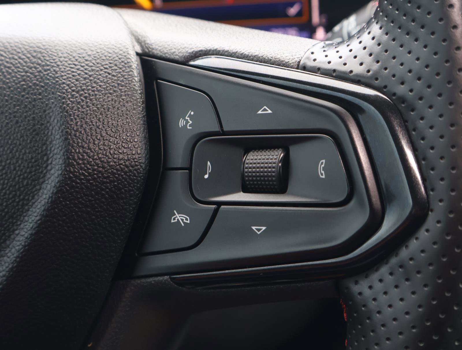 Used 2025 Chevrolet Trax RS w/ Sunroof Package FWD image 23