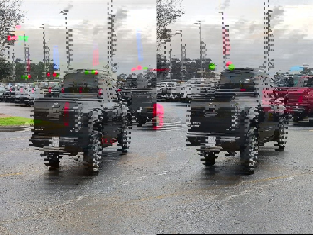 Used 2020 Nissan Frontier SV image 3