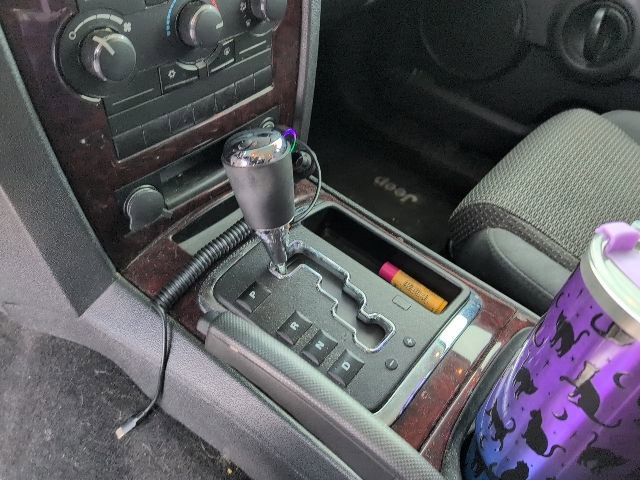 Used 2008 Jeep Commander Sport image 10