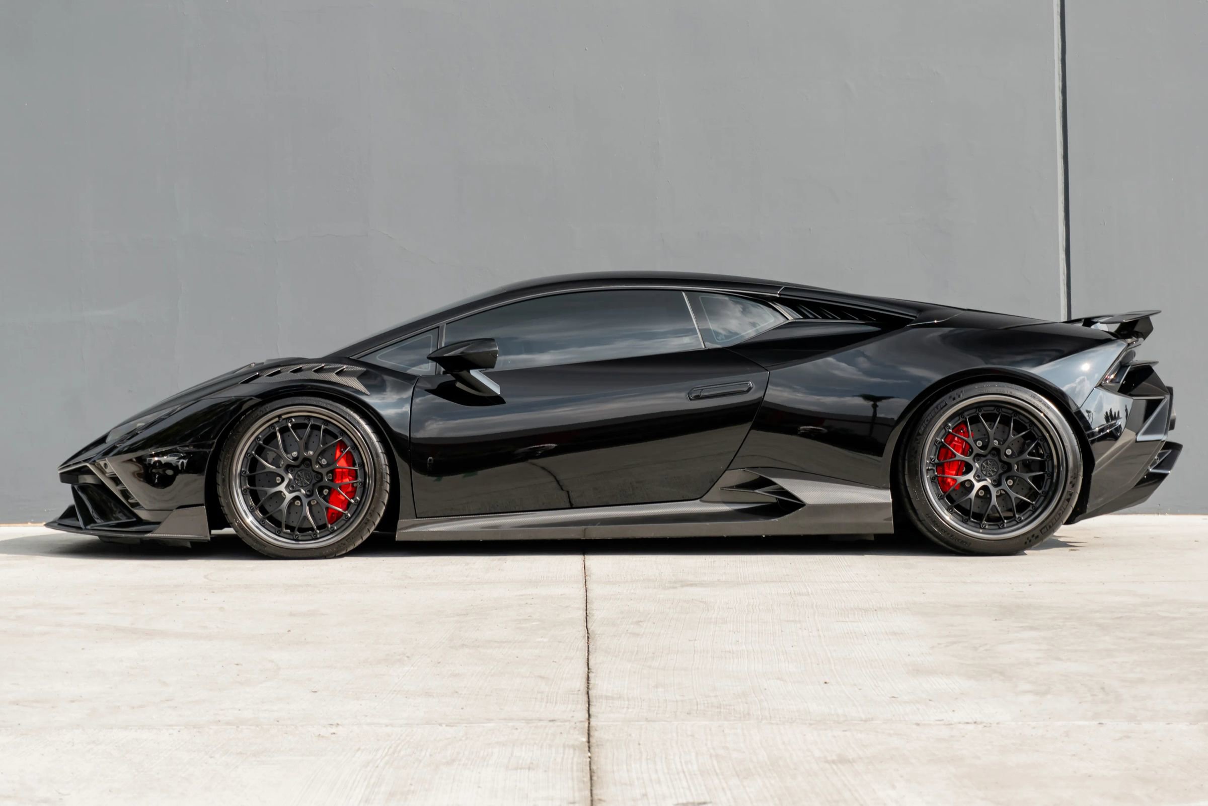 Used 2024 Lamborghini Huracan Tecnica image 2