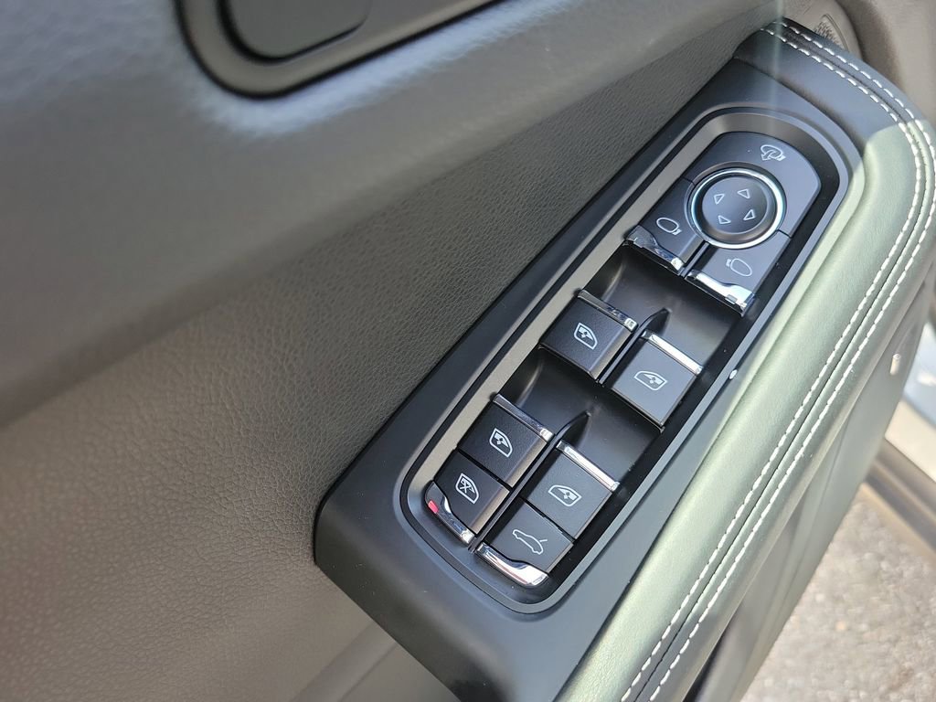Certified 2025 Porsche Macan image 25