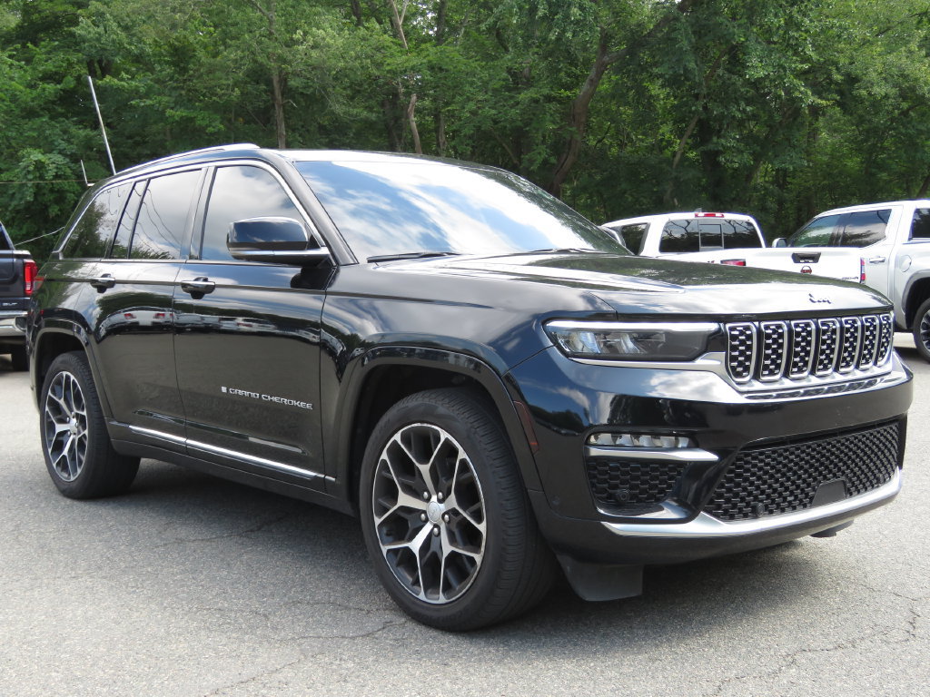 Used 2023 Jeep Grand Cherokee Summit AWD/4WD image 3