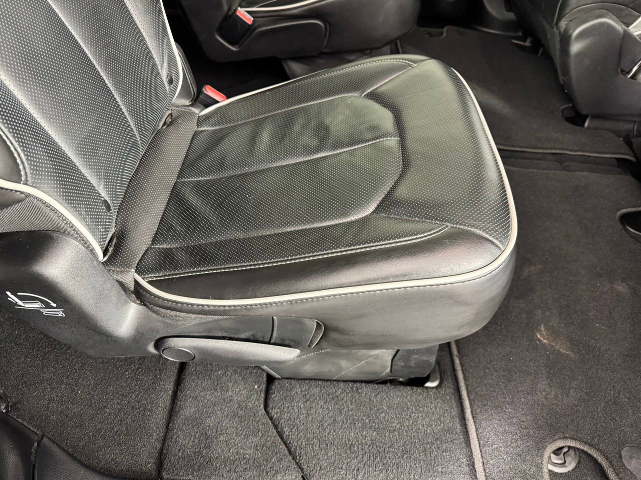 Used 2025 Chrysler Pacifica Limited image 29