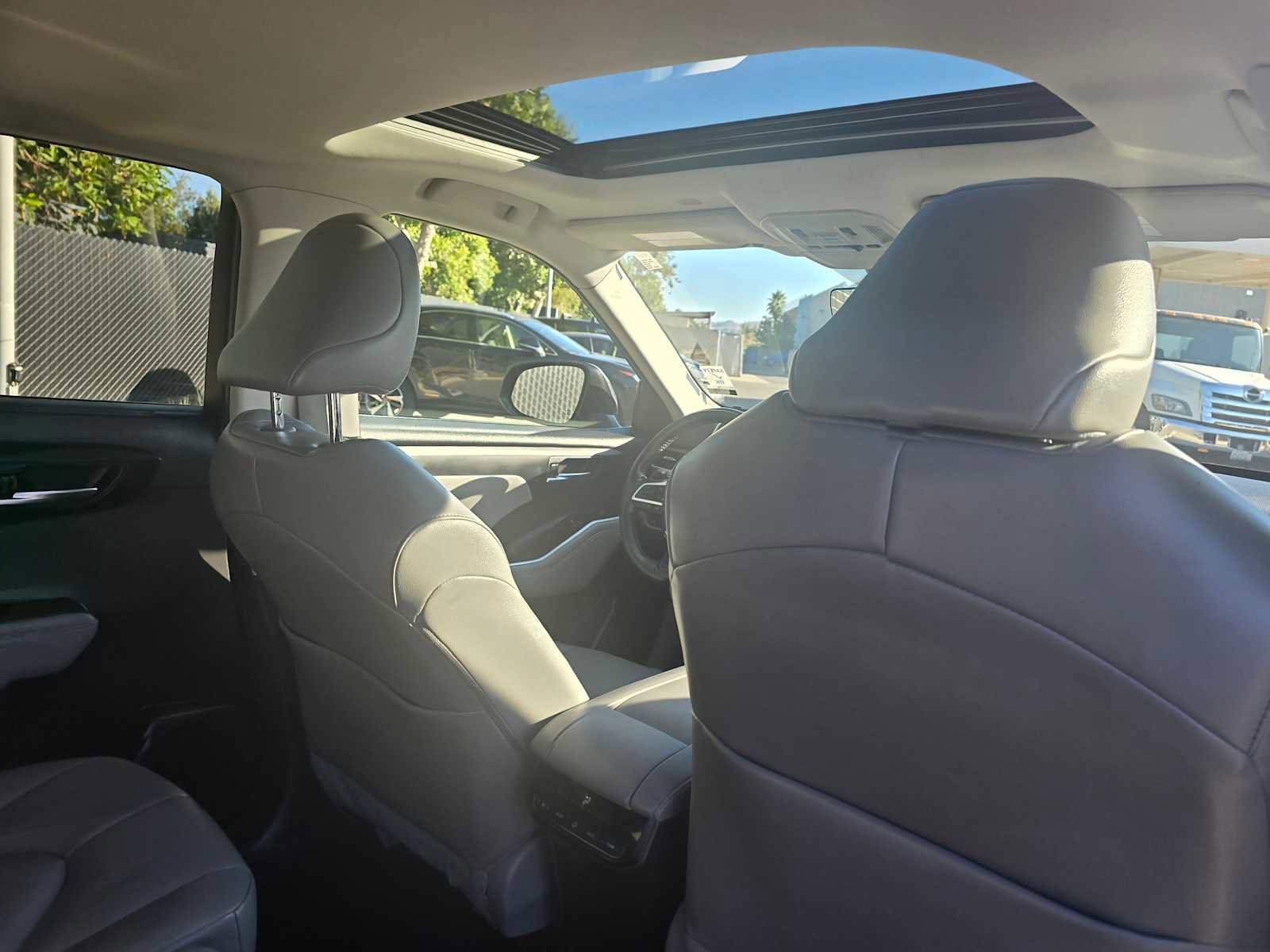 Used 2022 Toyota Highlander XLE image 15