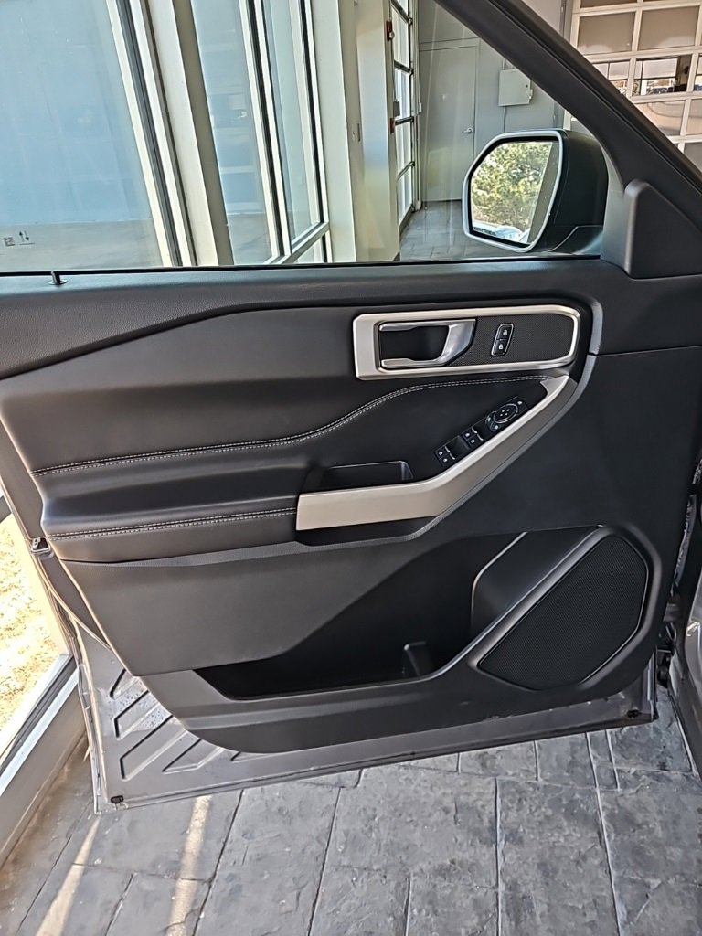 Used 2022 Ford Explorer XLT image 28