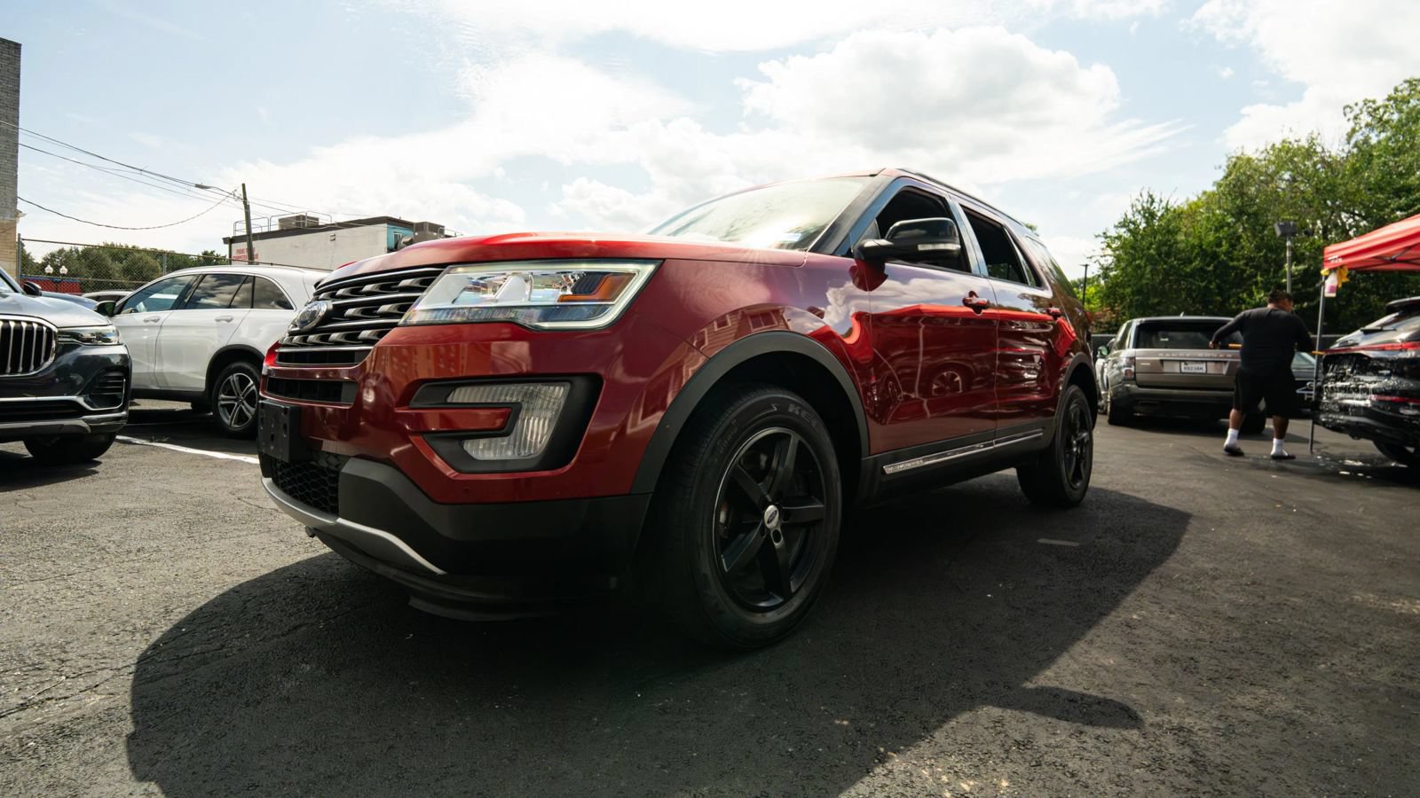 Used 2017 Ford Explorer XLT w/ Equipment Group 202A AWD/4WD image 8