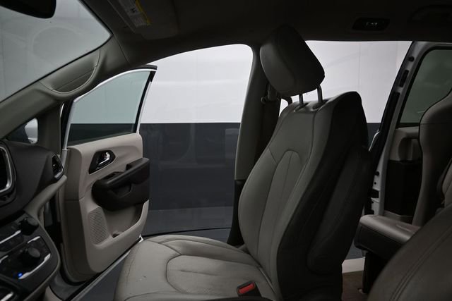 Used 2019 Chrysler Pacifica Touring-L FWD image 23