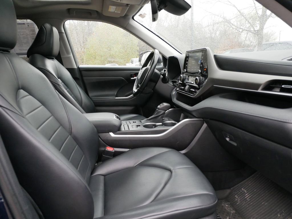 Used 2021 Toyota Highlander XLE image 23