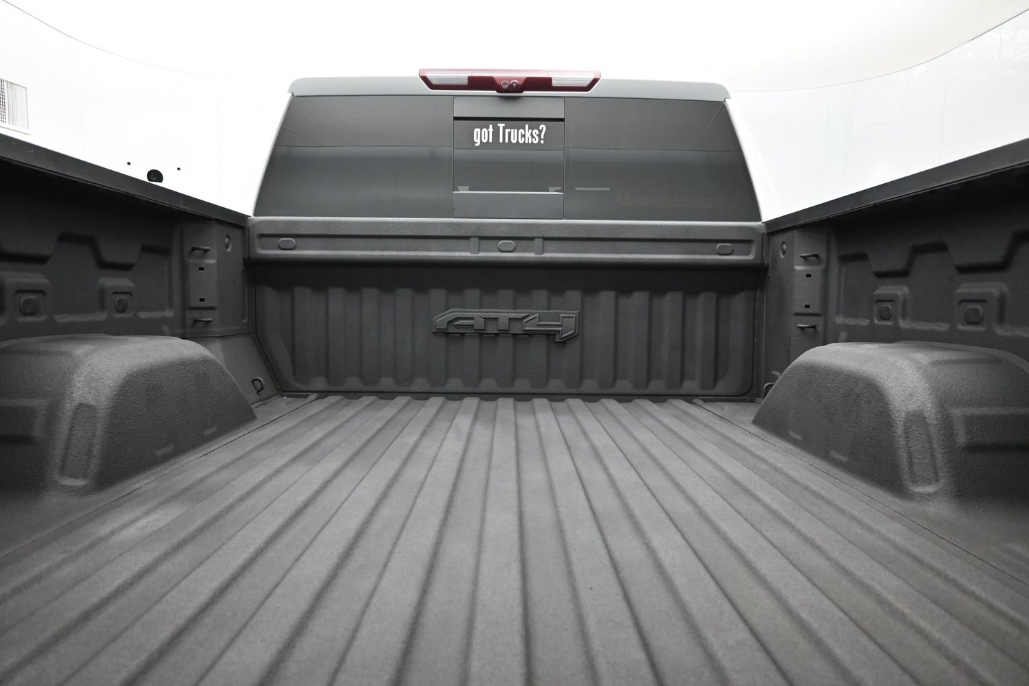 Used 2023 GMC Sierra 1500 AT4 w/ Technology Package AWD/4WD image 7