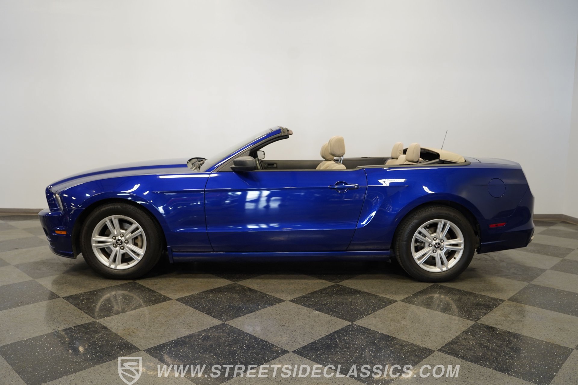 Used 2014 Ford Mustang Convertible RWD image 2
