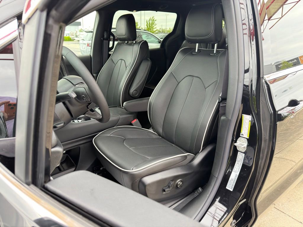 New 2027 Chrysler Pacifica Limited FWD image 11