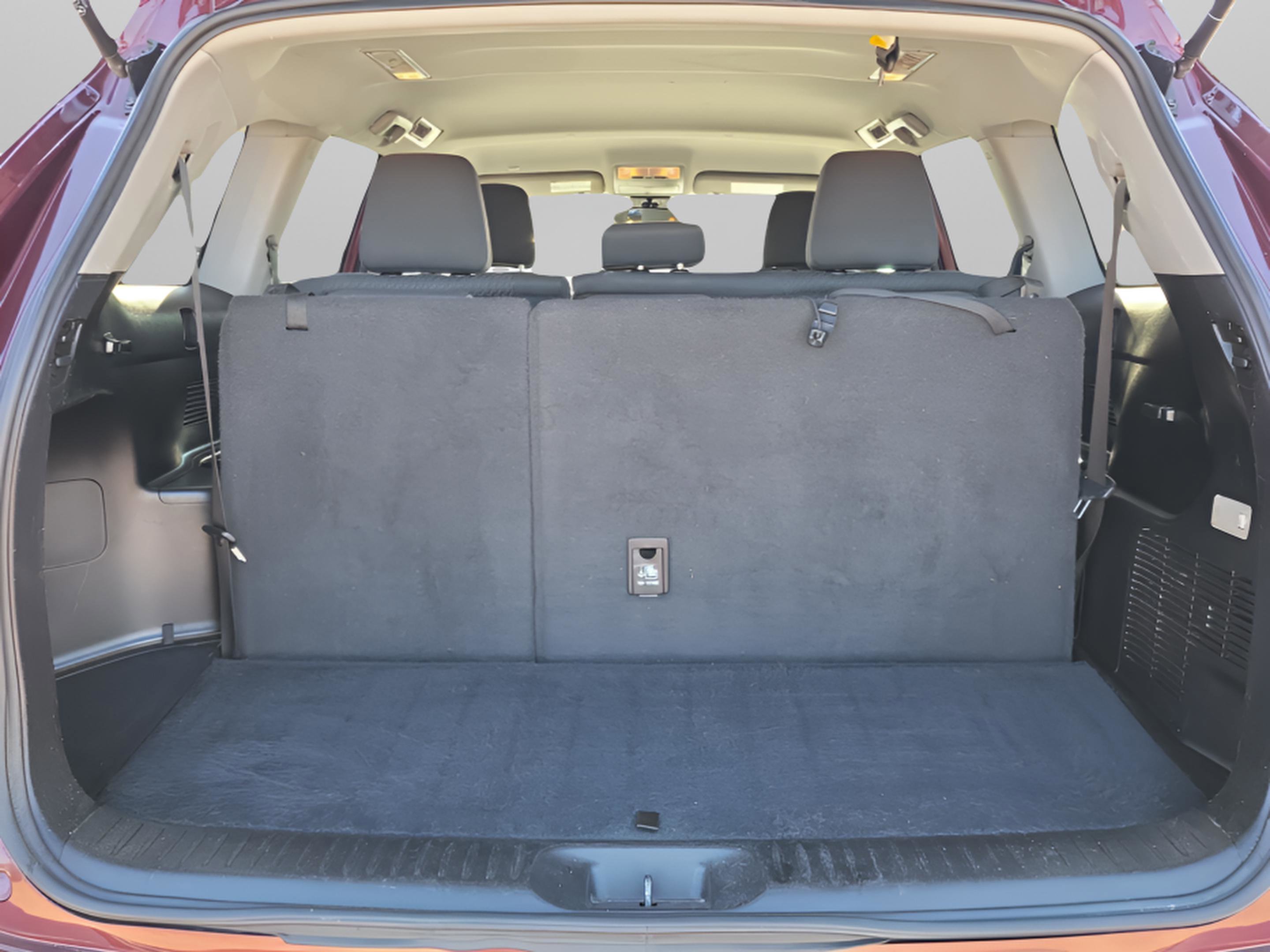 Used 2019 Toyota Highlander LE image 32