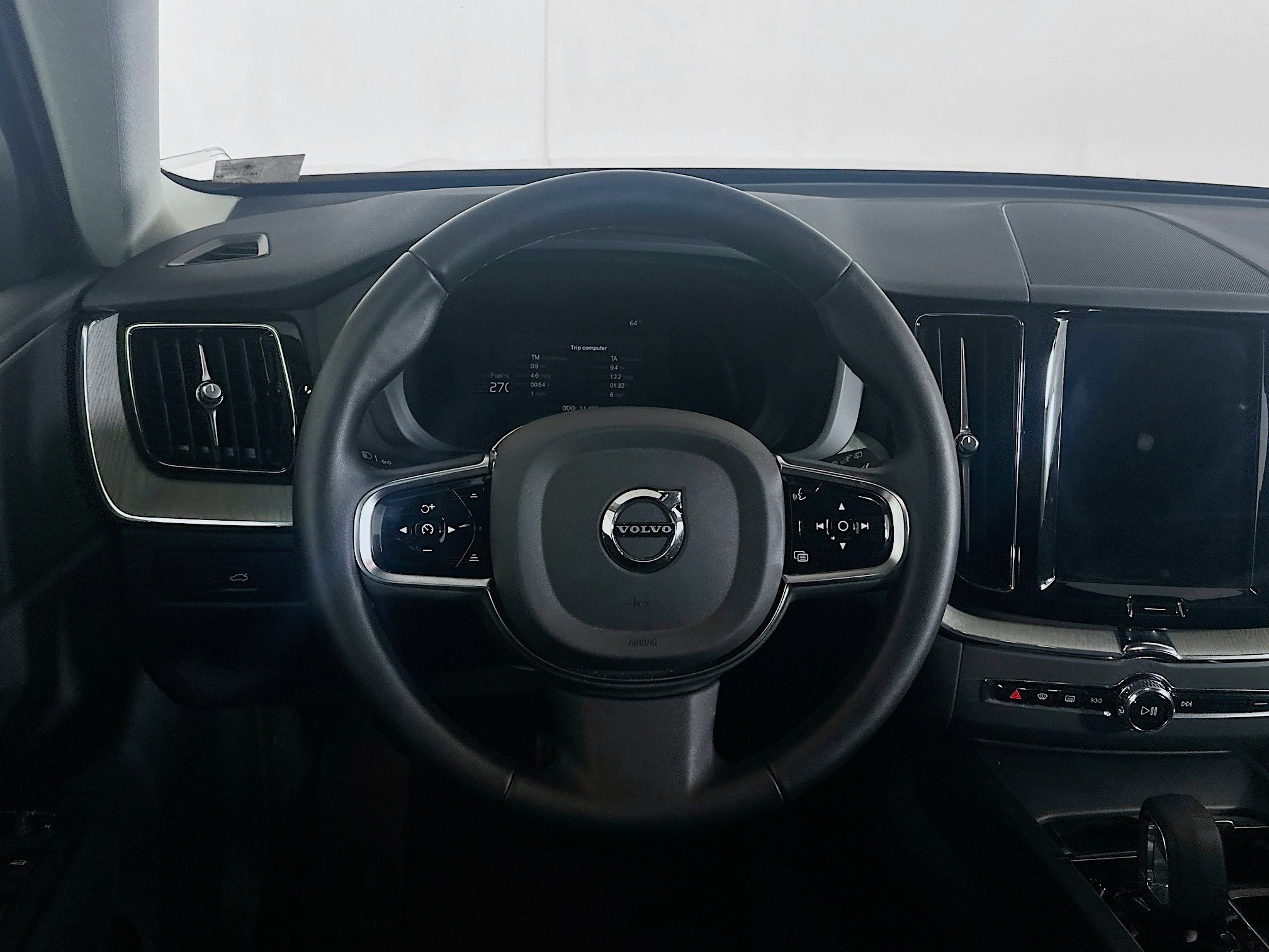 Used 2025 Volvo XC60 B5 Plus image 18