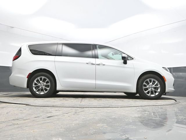 Used 2023 Chrysler Pacifica Touring-L image 31