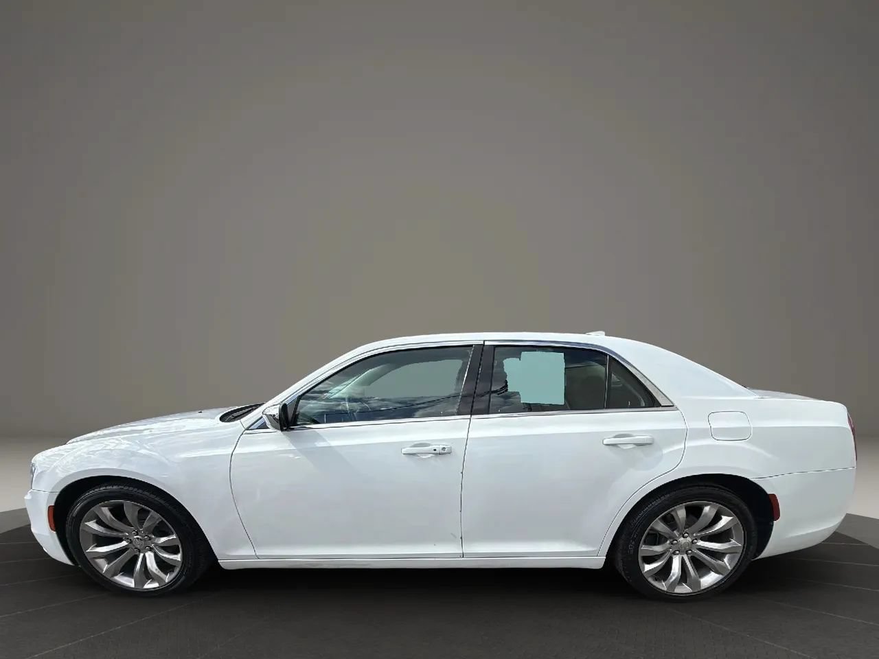 Used 2019 Chrysler 300 Touring w/ Chrome Appearance Package RWD image 8