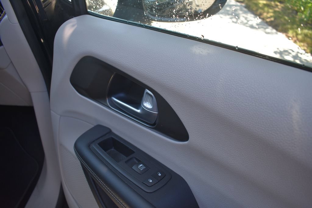 Used 2024 Chrysler Pacifica Touring-L FWD image 20