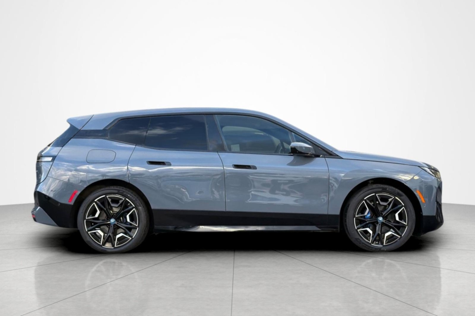 Used 2024 BMW iX xDrive50 w/ Sport Package AWD/4WD image 6
