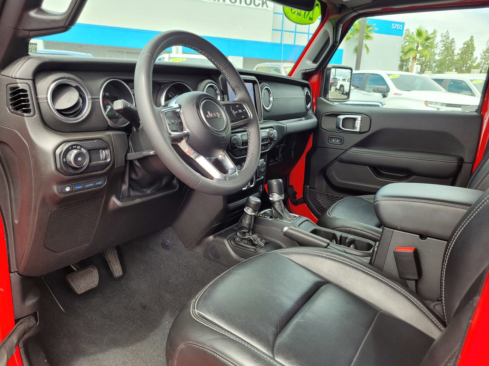 Used 2023 Jeep Wrangler Unlimited Sahara AWD/4WD image 9