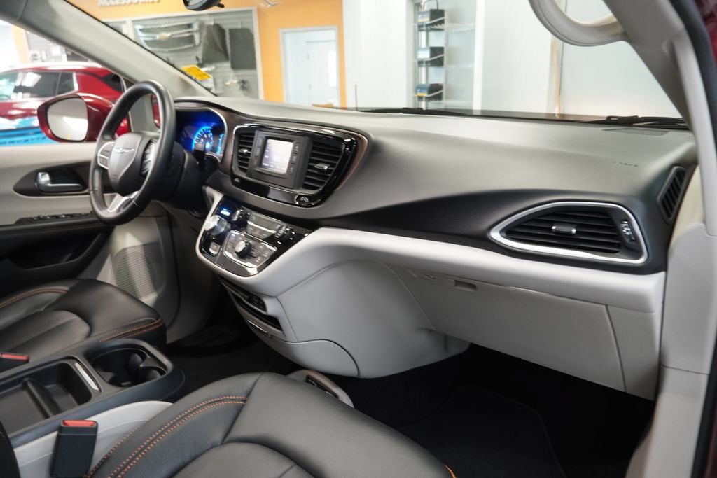 Used 2017 Chrysler Pacifica Touring-L FWD image 35