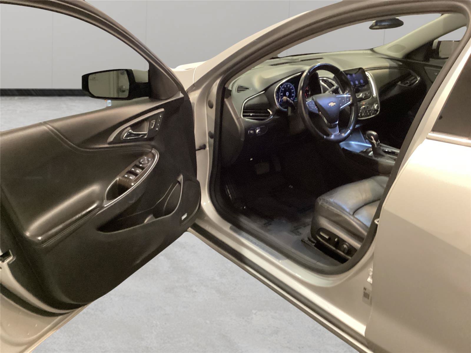 Used 2021 Chevrolet Malibu Premier FWD image 23