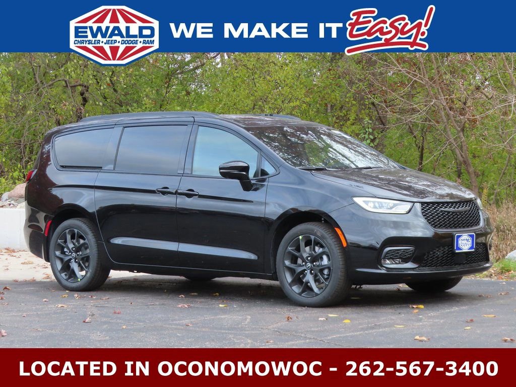 New 2026 Chrysler Pacifica Limited w/ Uconnect Theater Family Group