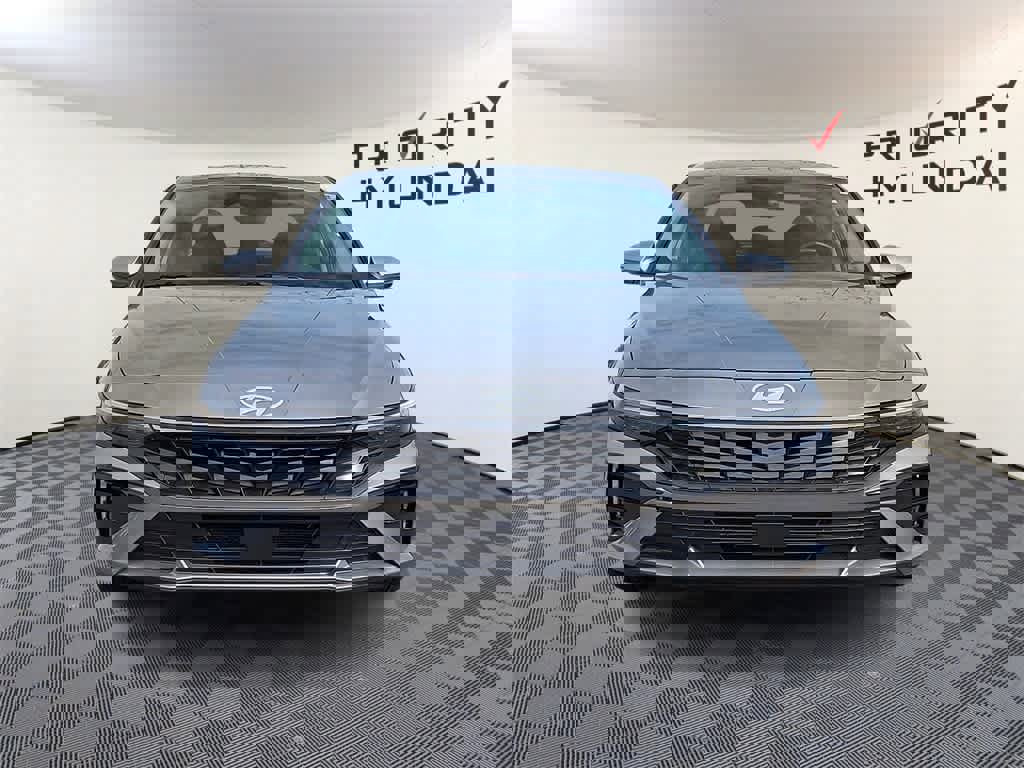 Used 2025 Hyundai Elantra Limited image 2