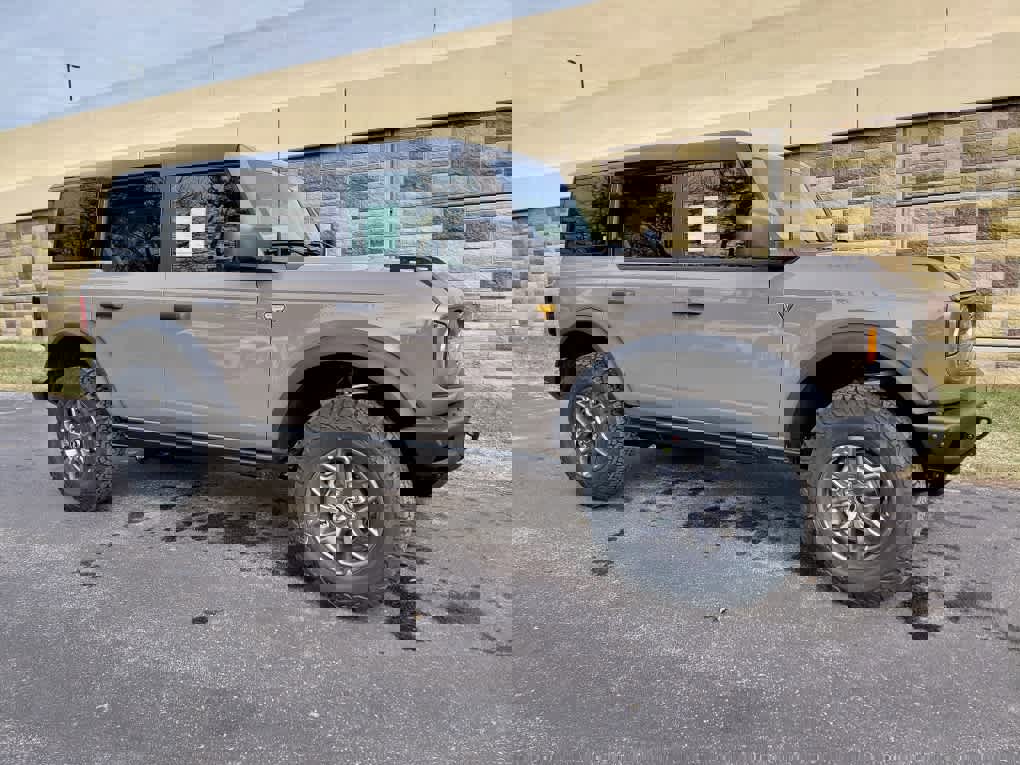 New 2025 Ford Bronco Badlands image 2