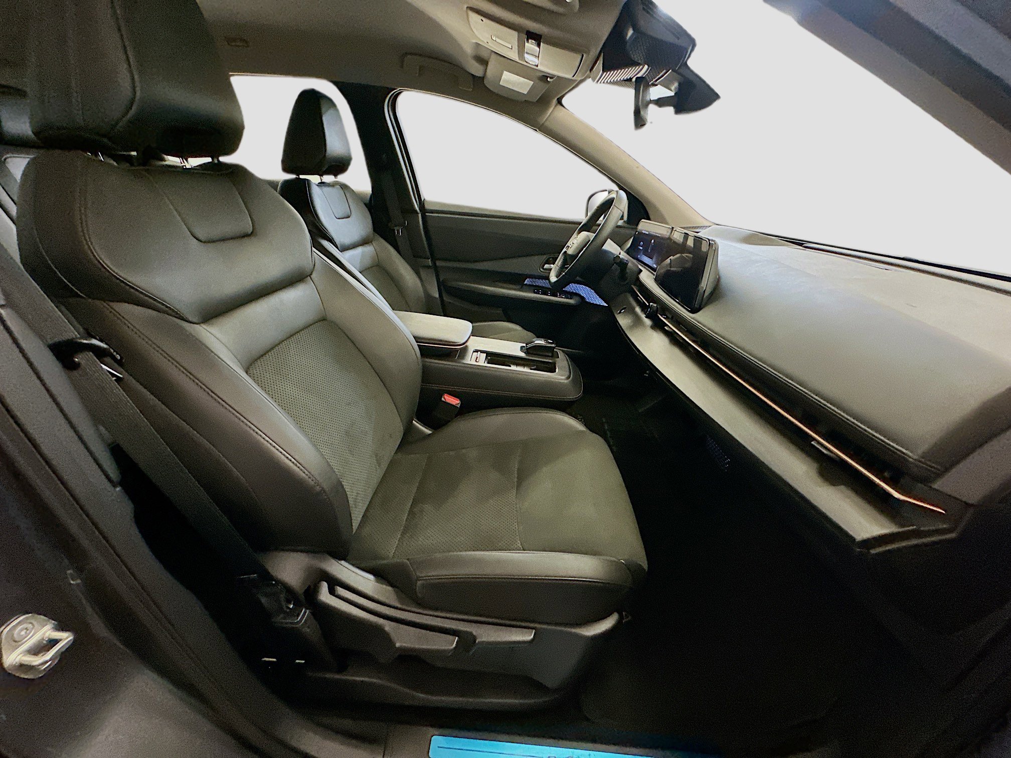 Used 2024 Nissan Ariya AWD image 32