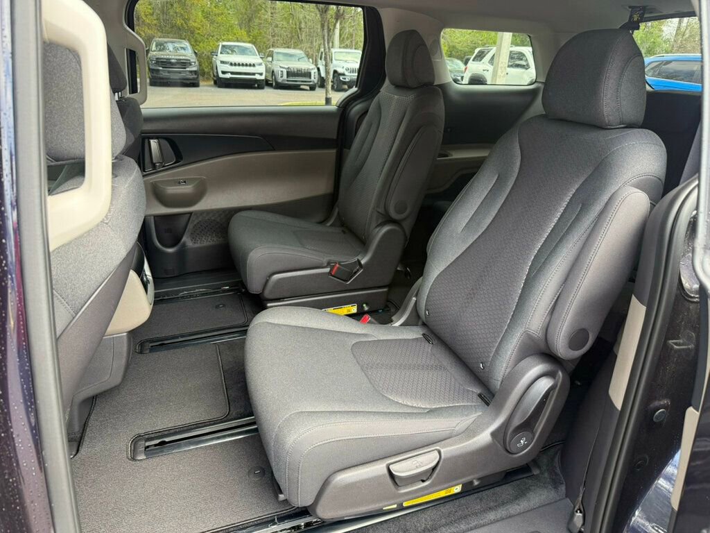 Used 2026 Kia Carnival LX FWD image 8
