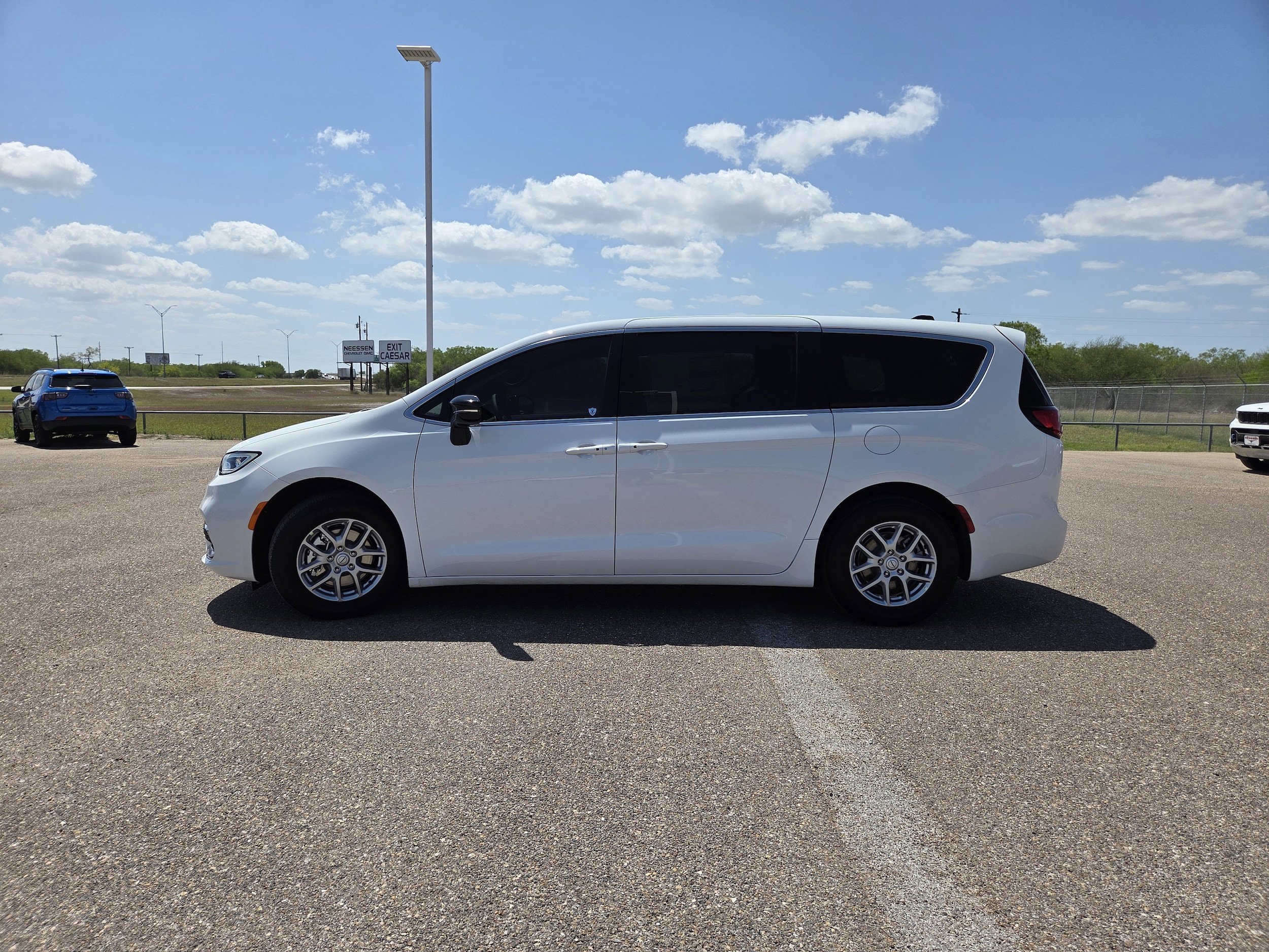 New 2026 Chrysler Pacifica Select image 4