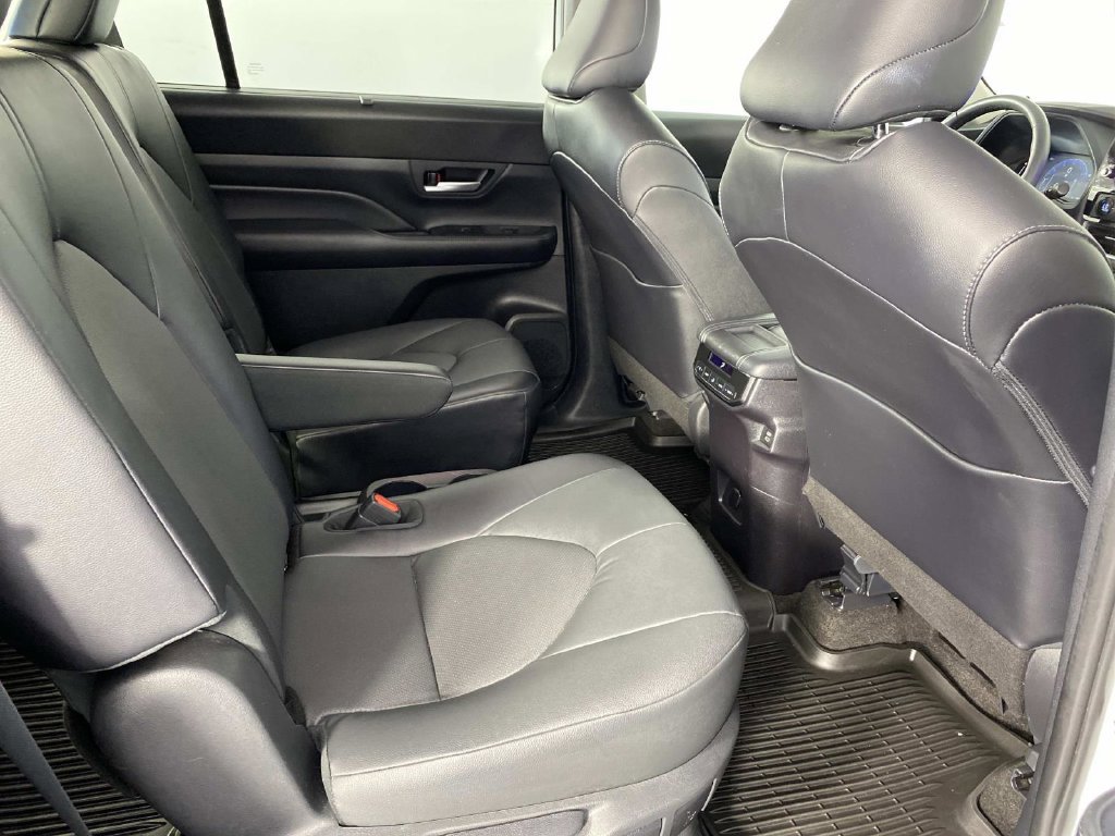 Used 2024 Toyota Grand Highlander AWD image 11