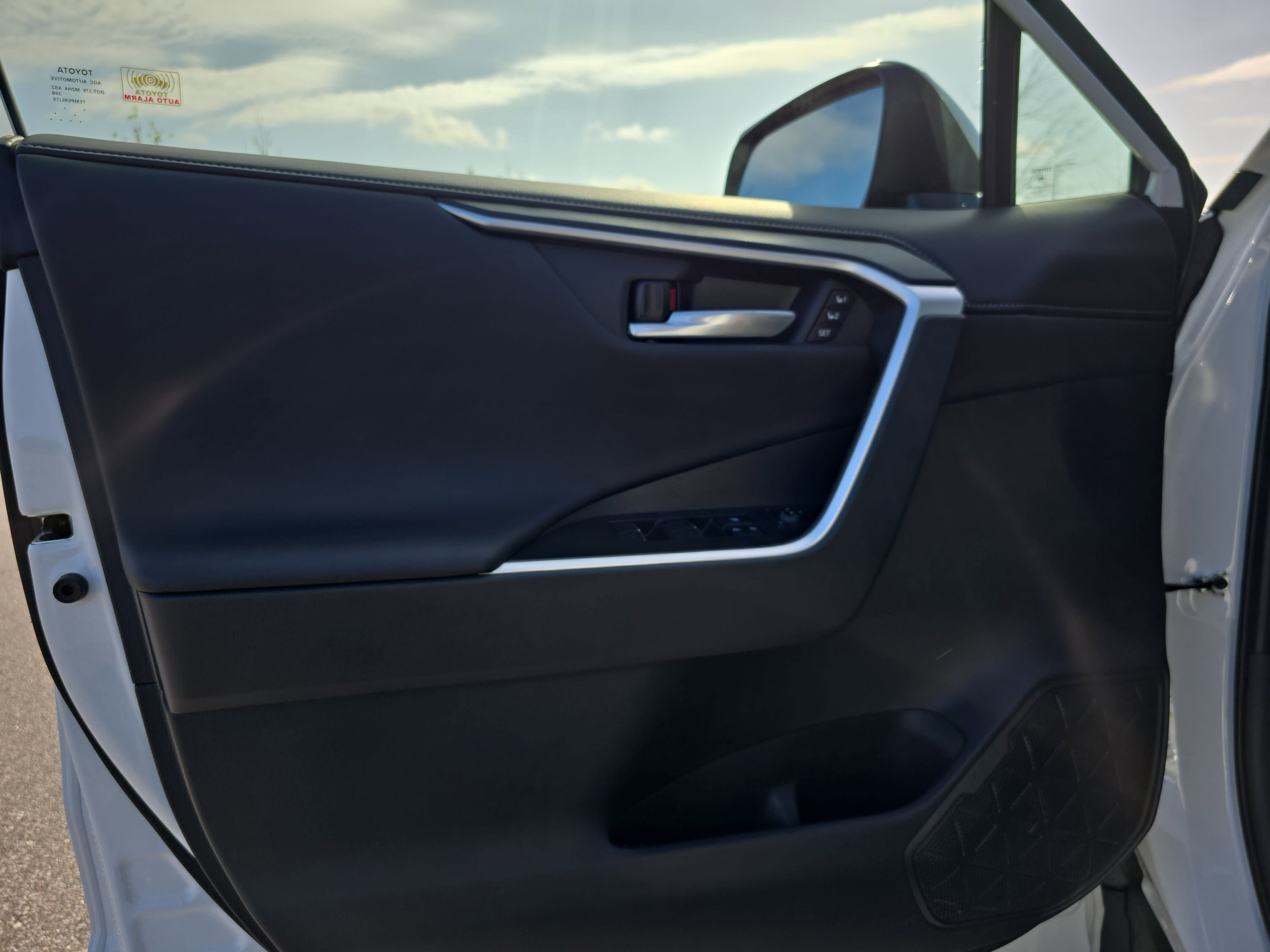 Used 2025 Toyota RAV4 Limited w/ Advanced Technology Package image 28