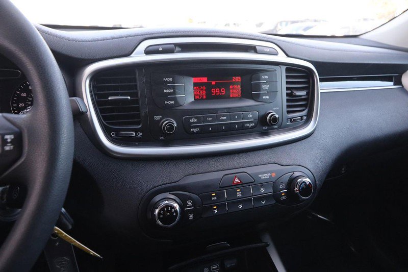 Used 2017 Kia Sorento L image 16