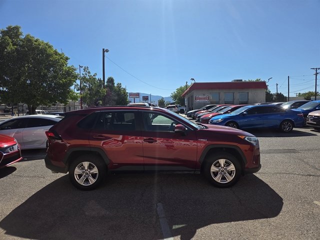Used 2020 Toyota RAV4 XLE w/ Convenience Package AWD/4WD image 3