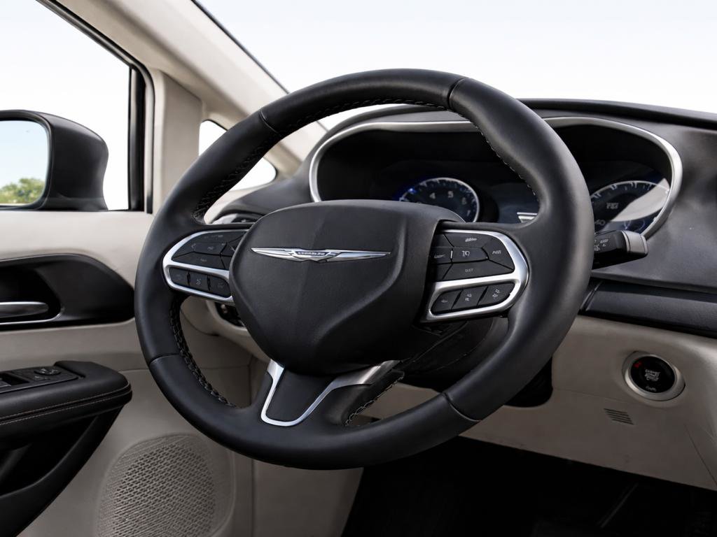 Used 2023 Chrysler Pacifica Touring-L FWD image 15