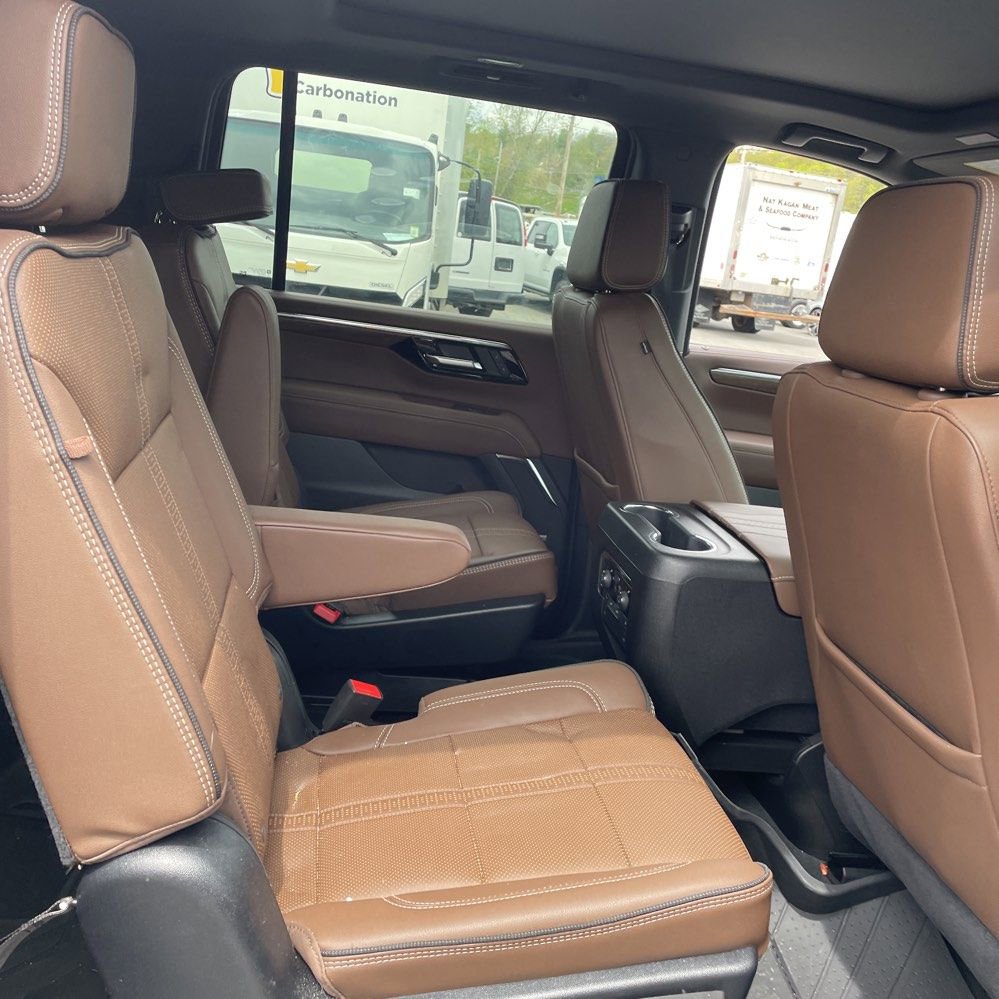 Used 2025 Chevrolet Suburban High Country AWD/4WD image 19