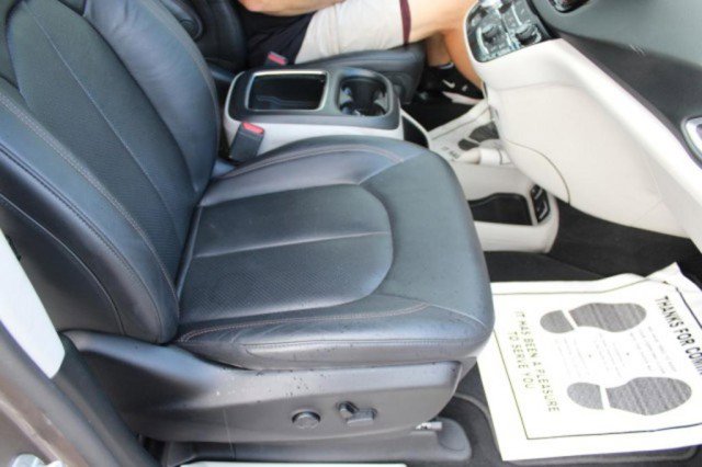 Used 2018 Chrysler Pacifica Touring-L Plus w/ Tire & Wheel Group image 9