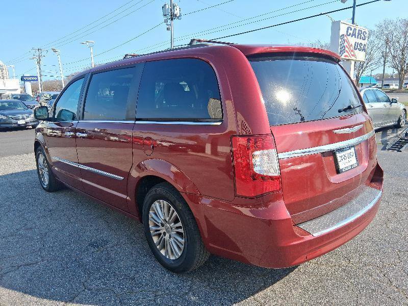 Used 2015 Chrysler Town & Country Touring-L w/ Driver Convenience Group image 6