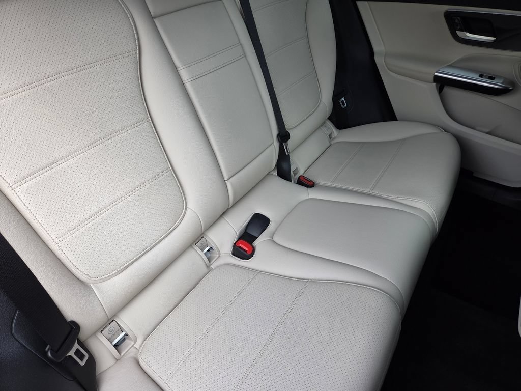 Used 2025 Mercedes-Benz GLC 300 4MATIC image 5