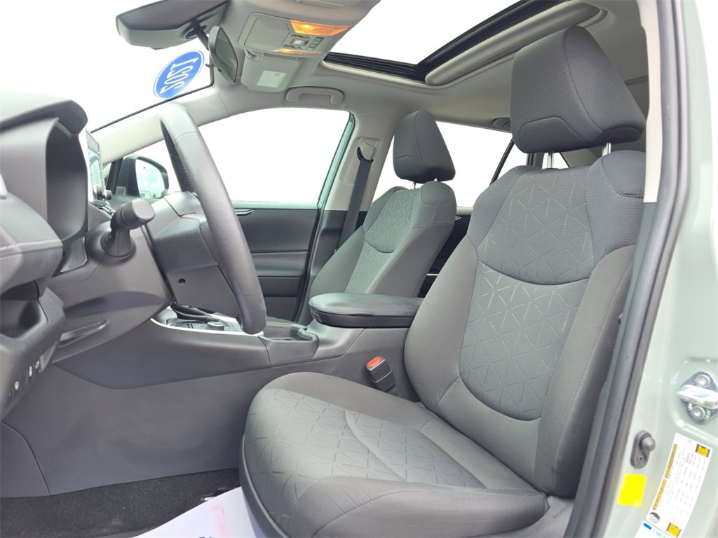 Used 2021 Toyota RAV4 XLE w/ Convenience Package image 28