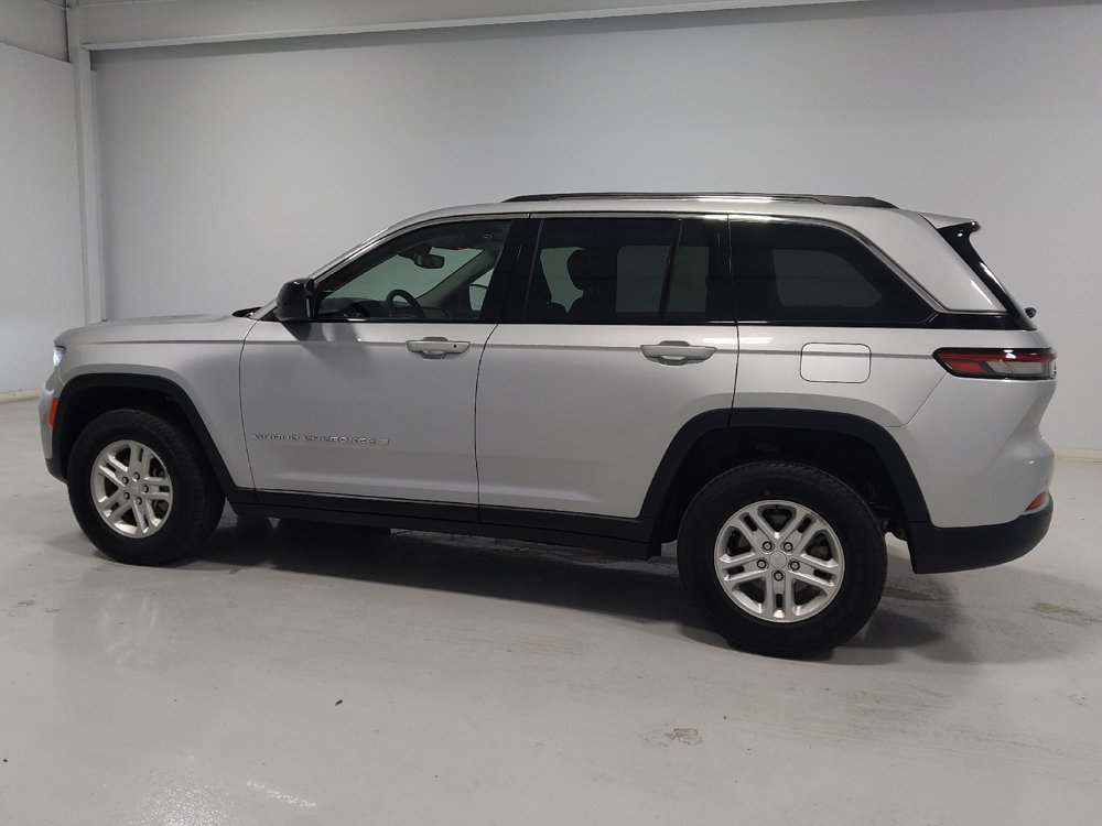 Used 2023 Jeep Grand Cherokee Laredo AWD/4WD image 3