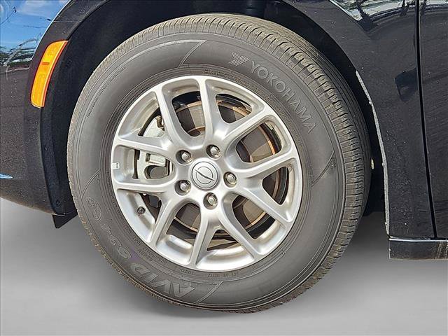 Used 2025 Chrysler Pacifica Select FWD image 15