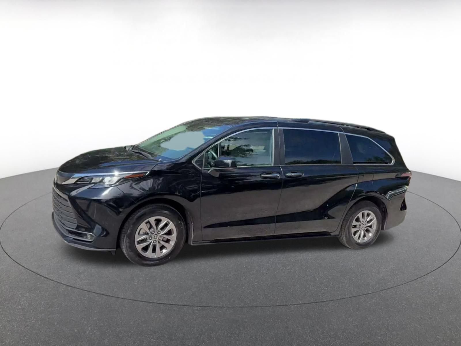 Used 2025 Toyota Sienna XLE FWD image 7