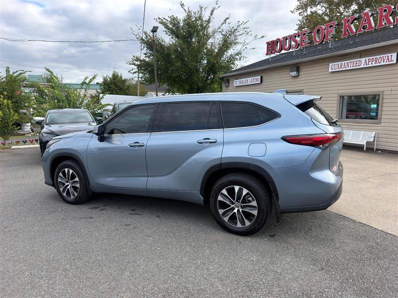Used 2022 Toyota Highlander XLE AWD/4WD image 2