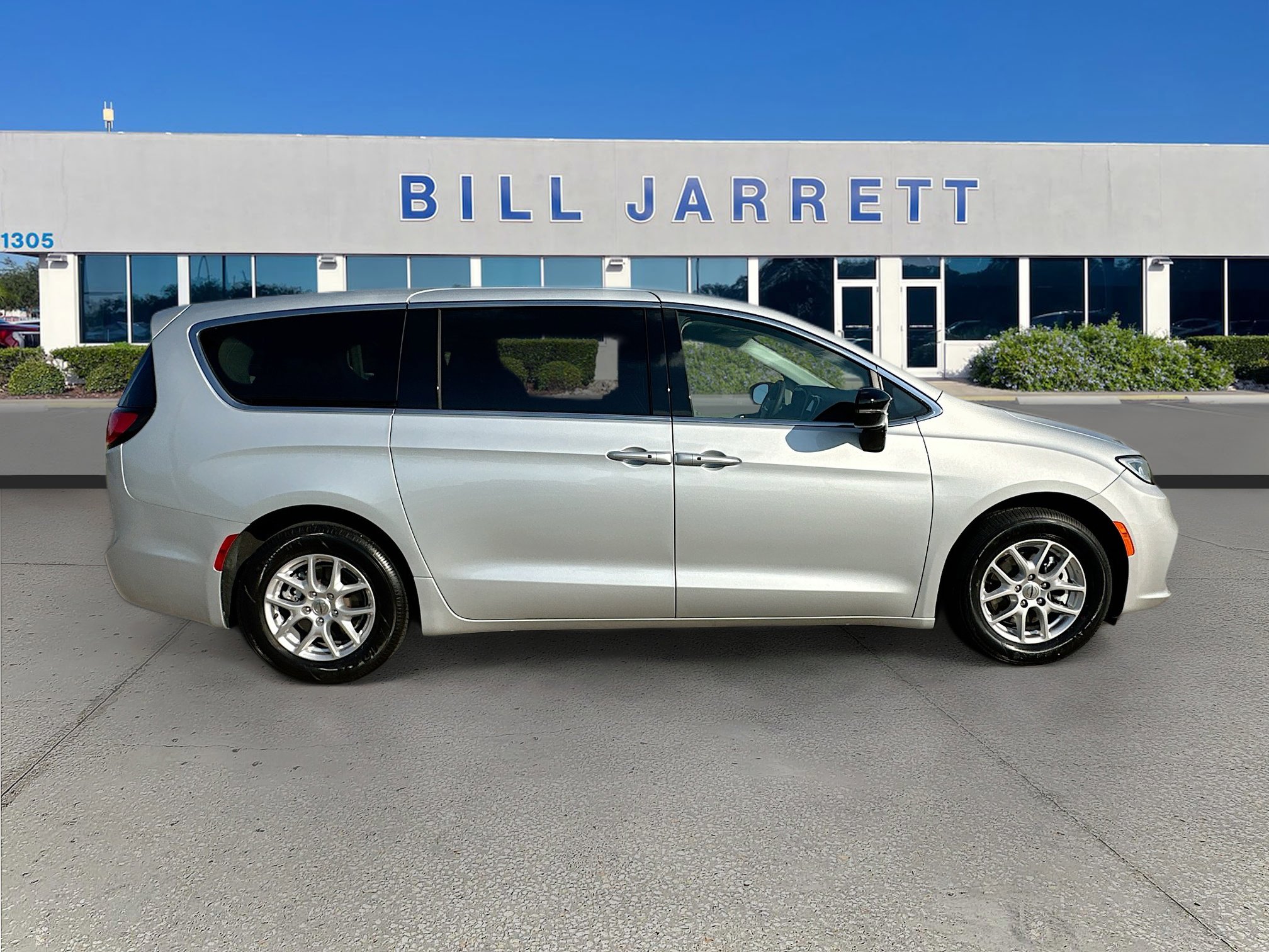 Used 2024 Chrysler Pacifica Touring-L image 8