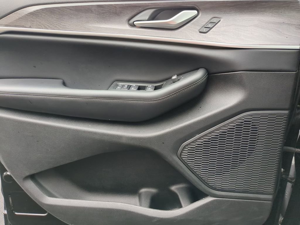 Used 2024 Jeep Grand Cherokee L Limited w/ Luxury Tech Group II image 11