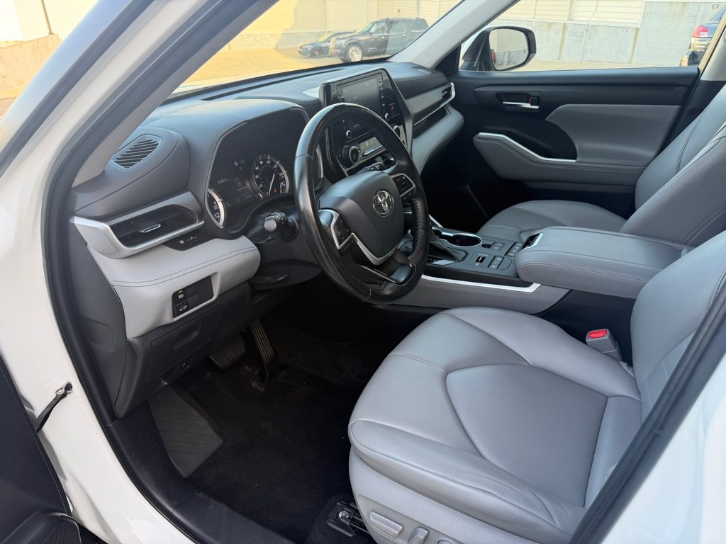 Used 2022 Toyota Highlander XLE AWD/4WD image 9